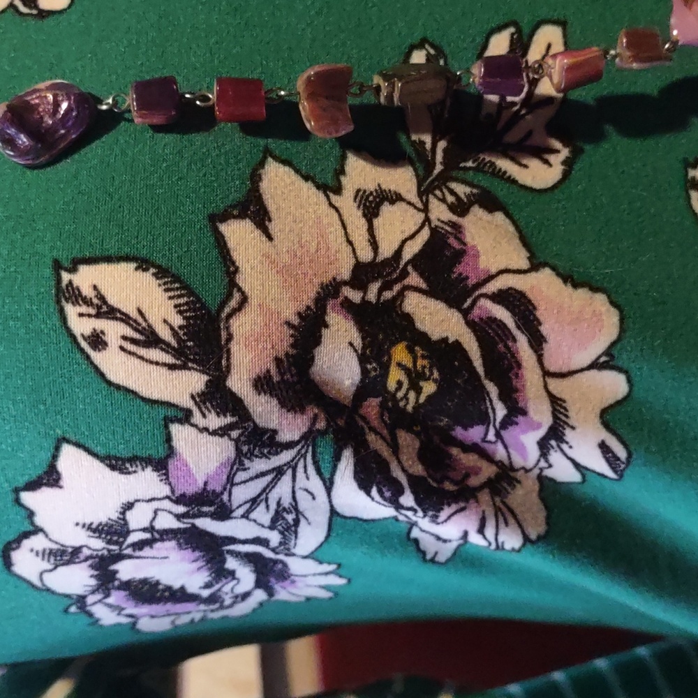 Spring/Summer Eye Candy Essentials Floral Green Women's Top with Necklace - Picture 12 of 12